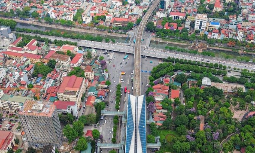 Hà Nội chặt hạ, di chuyển gần 100 cây xanh làm đường 'đắt nhất hành tinh'