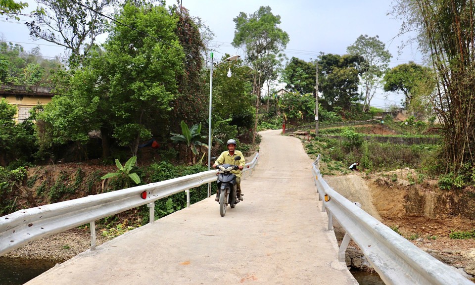 Nhân dân thôn Khuổi Sao chung sức phát triển giao thông nông thôn