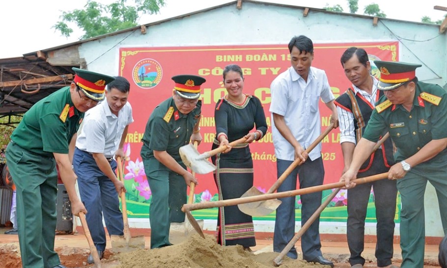 Quân - dân chung sức xóa nhà tạm, nhà dột nát