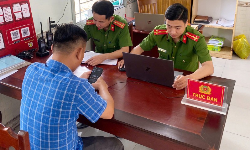 Công an phường giúp người dân nhận lại hơn 400 triệu đồng chuyển khoản nhầm