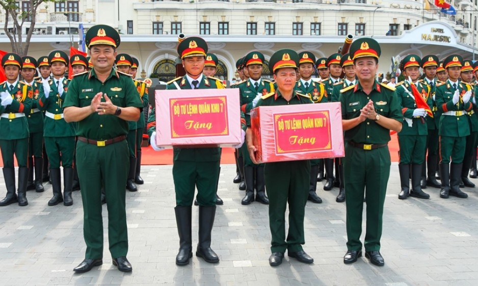 Lãnh đạo Quân khu 7 thăm, tặng quà lực lượng pháo lễ