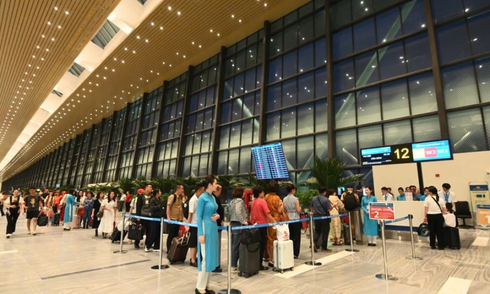 Nhà ga T3 sân bay Tân Sơn Nhất khai thác chuyến bay thương mai đầu tiên