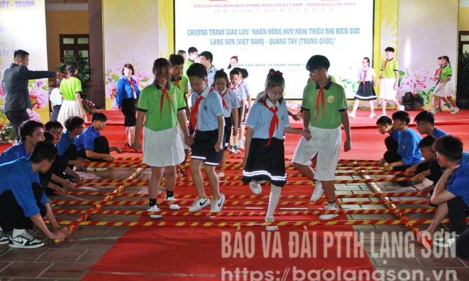 Khăn hồng hữu nghị: Thắm tình đoàn kết thiếu nhi Việt - Trung