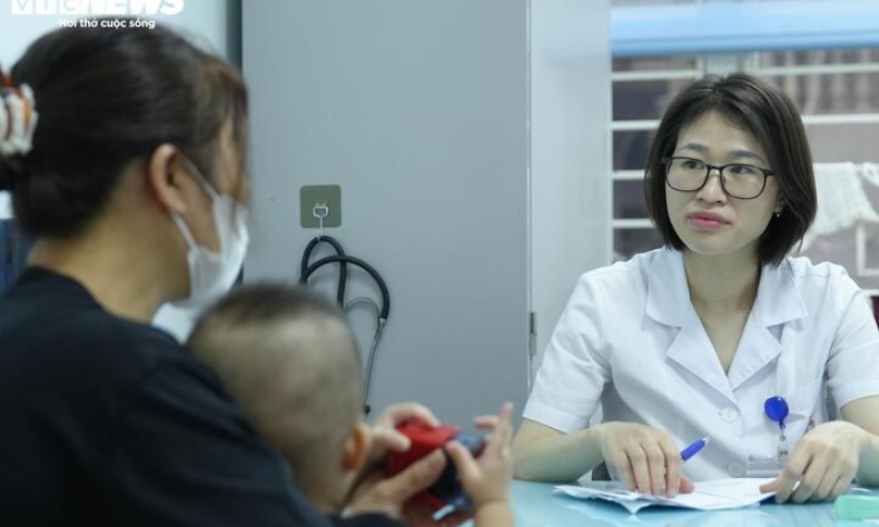Bé gái 9 tháng tuổi nhập viện vì thói quen hôn hít của người lớn
