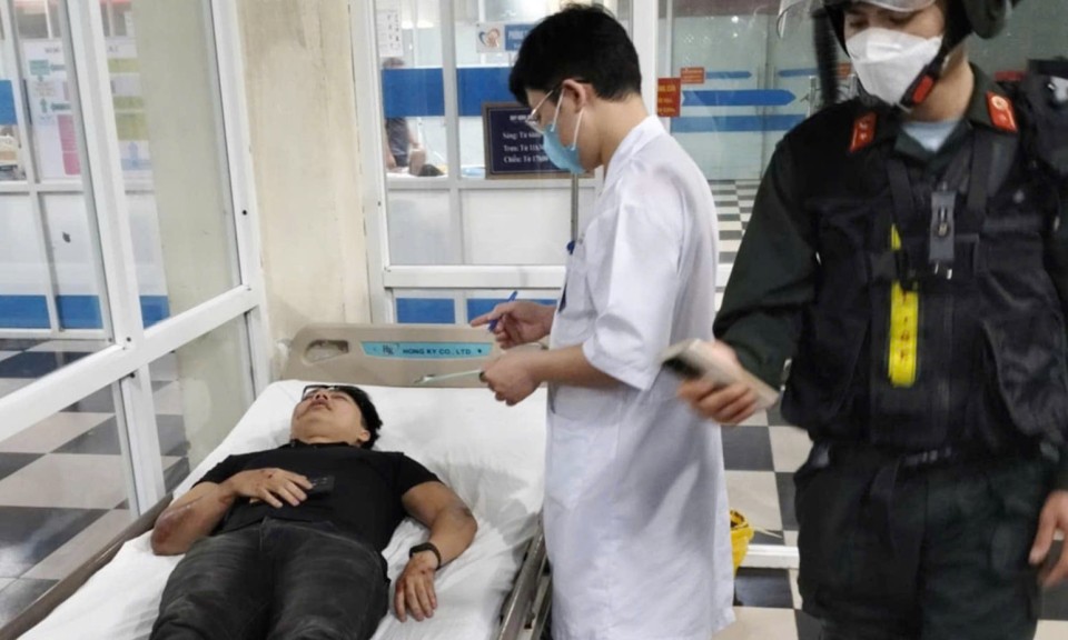 Lực lượng cảnh sát cơ động Công an tỉnh kịp thời giúp đỡ một thanh niên bị tai nạn giao thông