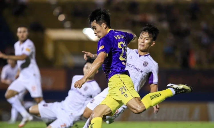 Hà Nội FC bám sát ngôi đầu, Đông Á Thanh Hóa có chiến thắng