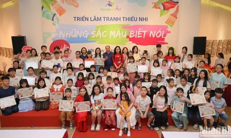 Rực rỡ triển lãm tranh thiếu nhi "Những sắc màu biết nói"