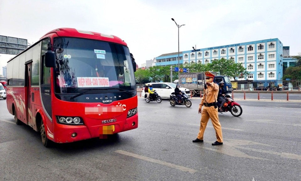 Hà Nội: Xử phạt hàng loạt xe khách quanh khu vực bến xe Mỹ Đình