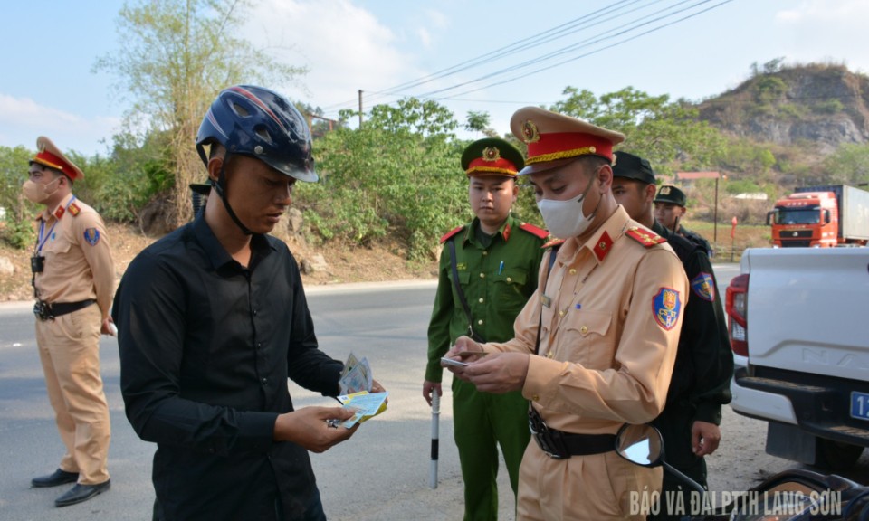 Cảnh sát giao thông Lạng Sơn thực hiện đợt cao điểm đảm bảo trật tự an toàn giao thông dịp nghỉ lễ 30