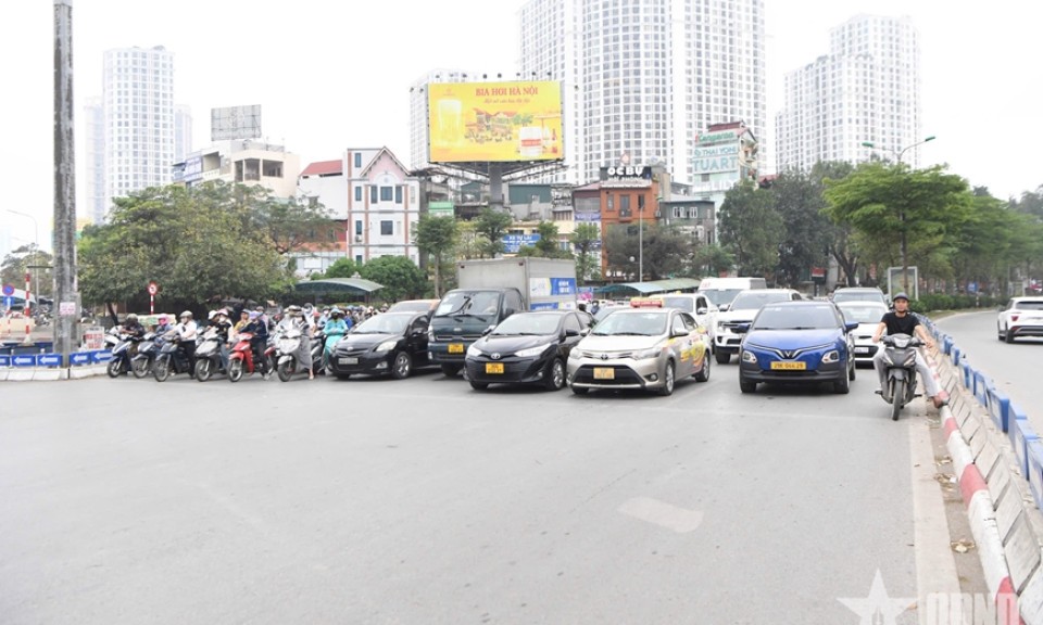 Hà Nội: Tăng cường xử lý tình trạng đi trên vỉa hè, vượt đèn đỏ, đi ngược chiều