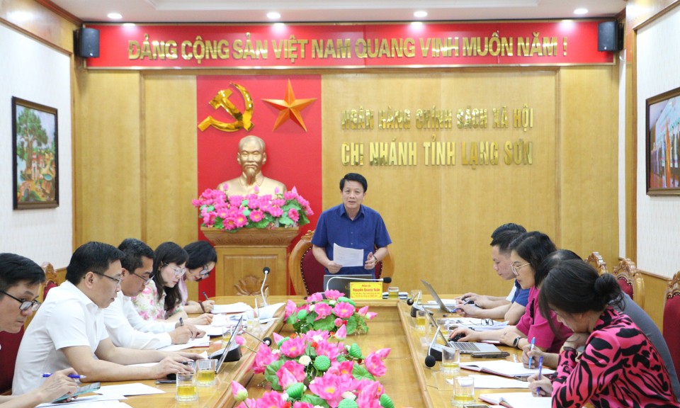 Kiểm tra việc thực hiện nhiệm vụ tại Chi bộ Ngân hàng chính sách xã hội tỉnh