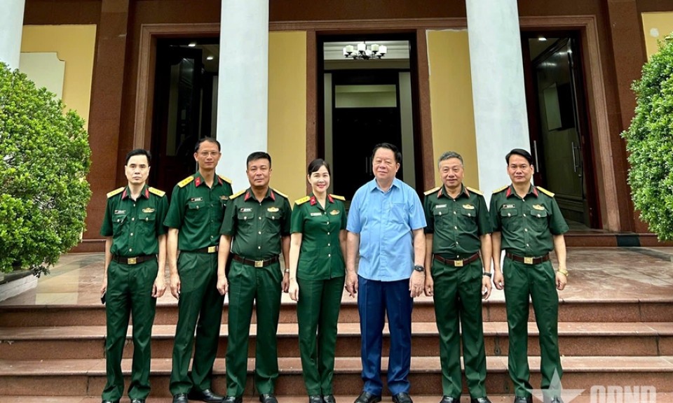 Lãnh đạo Tổng cục Chính trị Quân đội nhân dân Việt Nam thăm, tặng quà đồng chí Nguyễn Trọng Nghĩa
