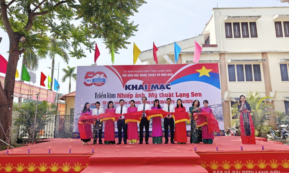 Khai mạc Triển lãm “Nhiếp ảnh, Mỹ thuật Lạng Sơn 50 năm sau ngày đất nước thống nhất”