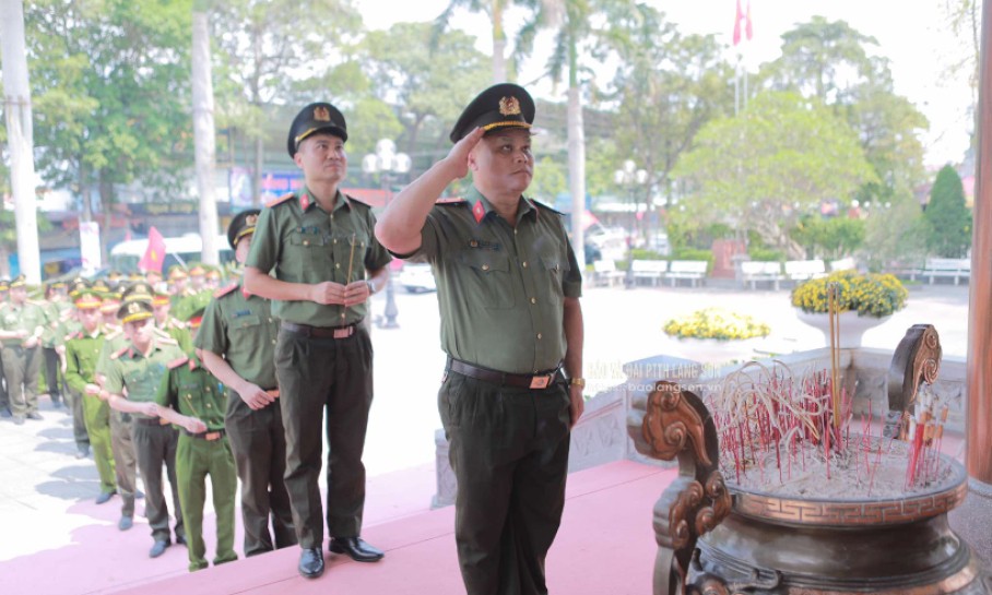 Ban Thanh niên Công an tỉnh sinh hoạt chính trị với chủ đề "Rực rỡ Việt Nam"