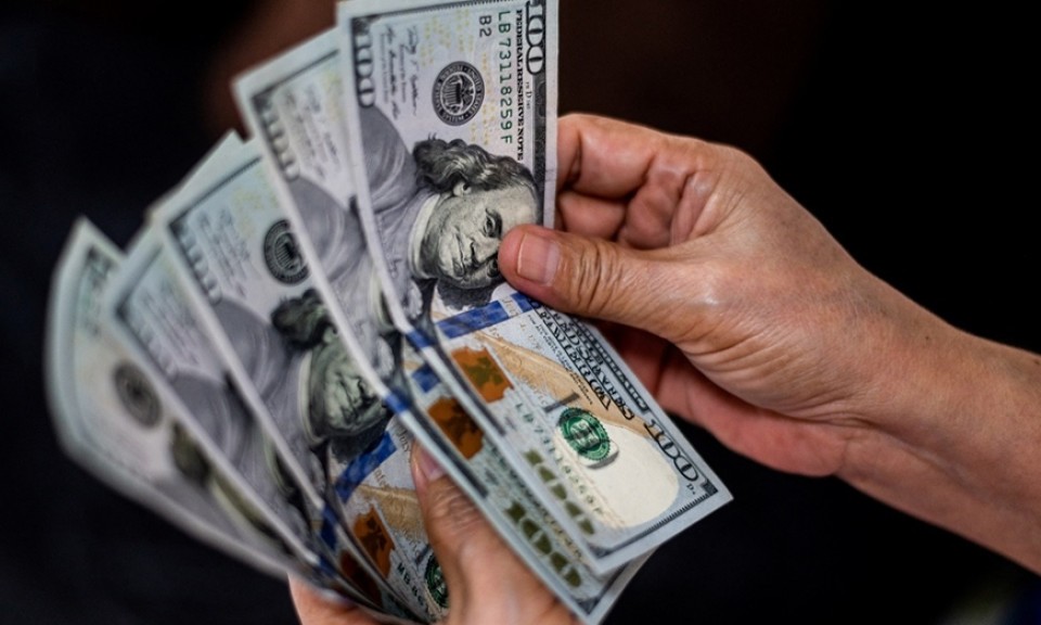 Tỷ giá USD hôm nay (24-4): Đồng USD phủ sắc xanh trở lại