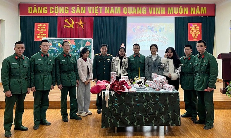 "Kết thân đồng đội" cùng chiến sĩ mới