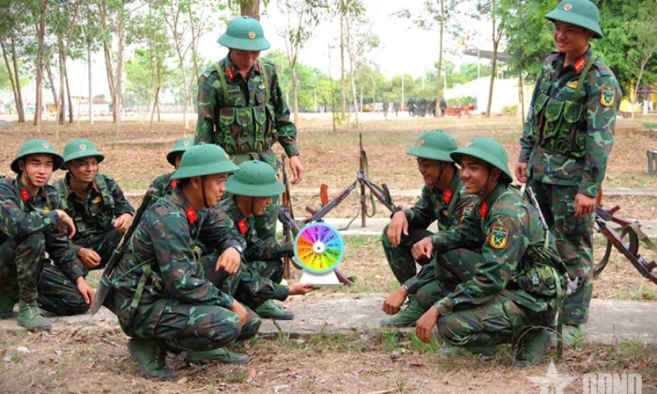 Phút thư giãn bổ ích của chiến sĩ mới trên thao trường