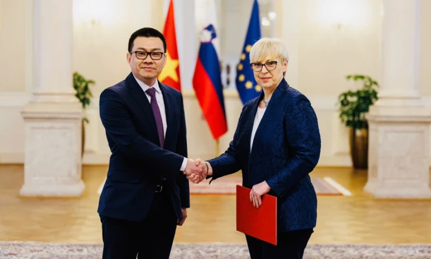 Đại sứ Vũ Lê Thái Hoàng trình Quốc thư lên Tổng thống Slovenia