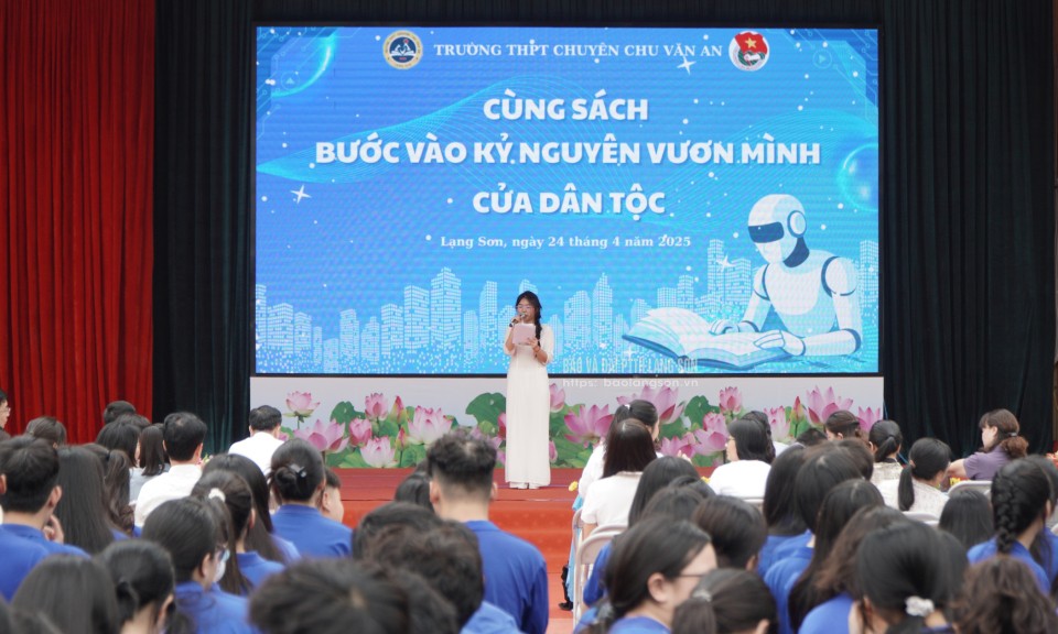 Hơn 1.000 học sinh Trường THPT chuyên Chu Văn An tham gia chương trình Ngày sách và văn hoá đọc Việt