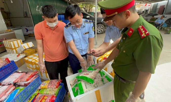Công an Hà Nội thu giữ 1 tấn 'xiên bẩn', viên thả lẩu sắp tuồn ra thị trường