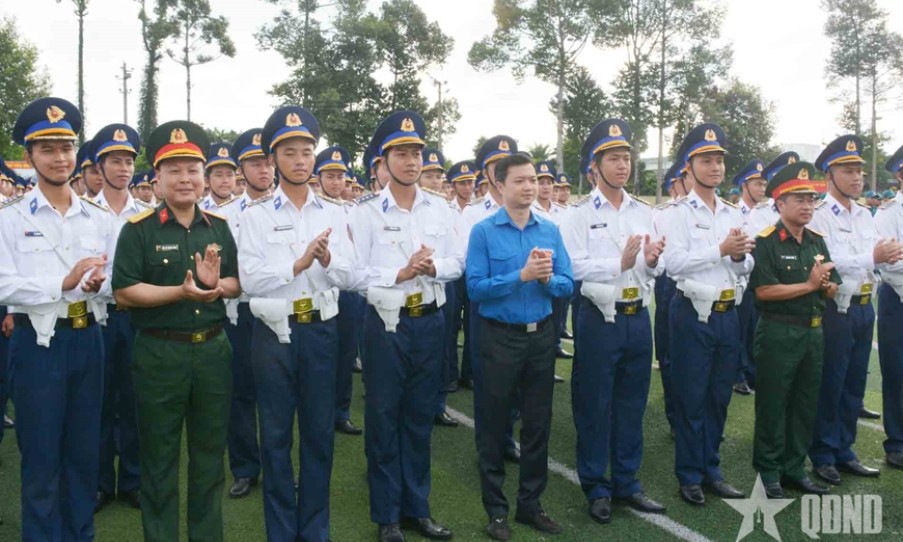 Trung ương Đoàn và Ban Thanh niên Quân đội thăm, tặng quà, động viên các khối diễu binh, diễu hành