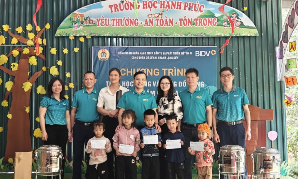 Ngân hàng TMCP Đầu tư và Phát triển Việt Nam chi nhánh Lạng Sơn tặng quà Trường Mầm non xã Mẫu Sơn, huyện