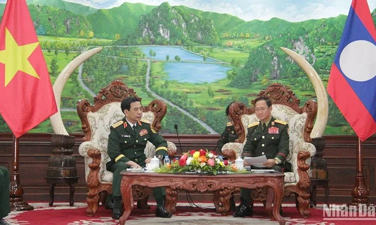 Đại tướng Phan Văn Giang gặp Bộ trưởng Quốc phòng Lào