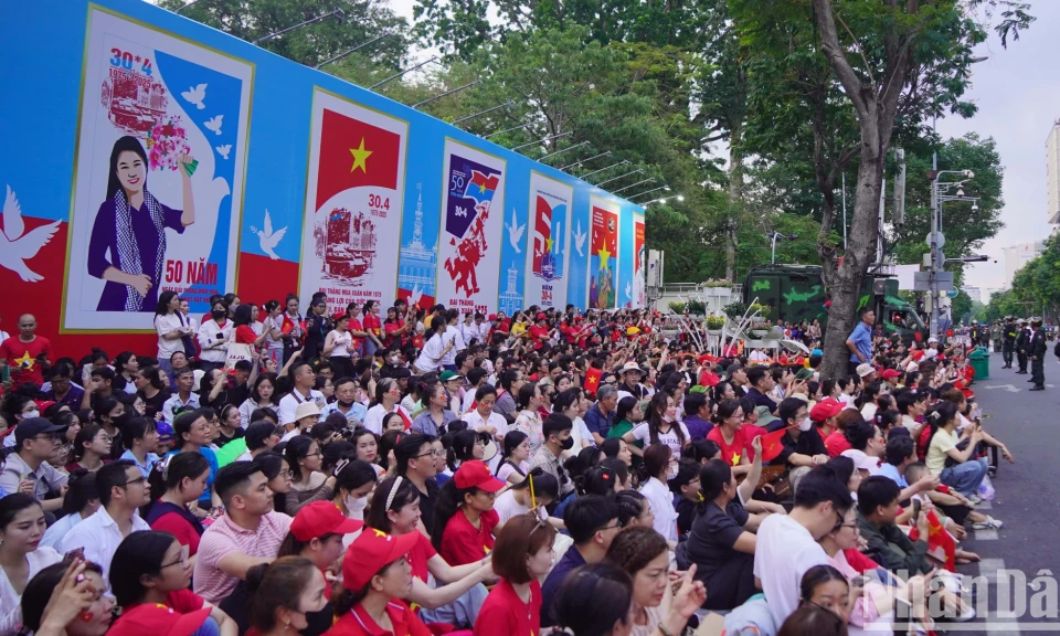 [Ảnh] Tình cảm người dân Thành phố Hồ Chí Minh dành cho đoàn diễu binh, diễu hành
