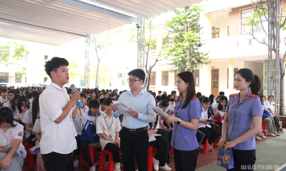Cao Lộc: Trên 900 học sinh được tuyên truyền pháp luật 