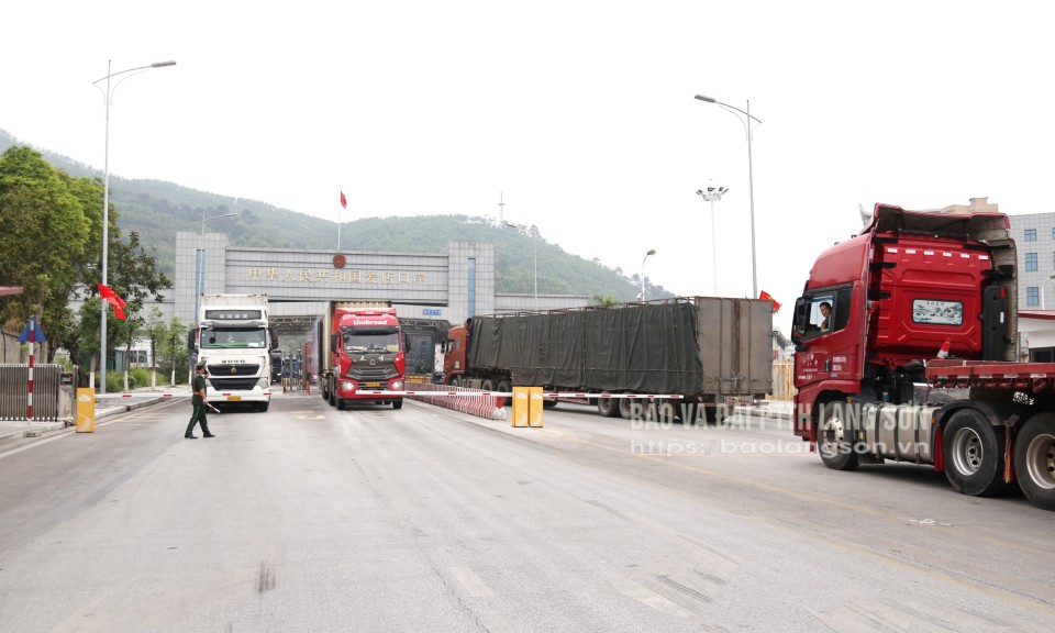 Hơn 1.900 phương tiện chở hàng hóa xuất nhập khẩu thông quan trong một ngày qua các cửa khẩu của tỉnh