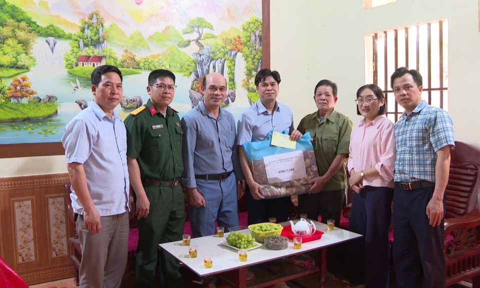 Thăm hỏi, tặng quà cựu chiến binh, cựu thanh niên xung phong trên địa bàn huyện Văn Quan