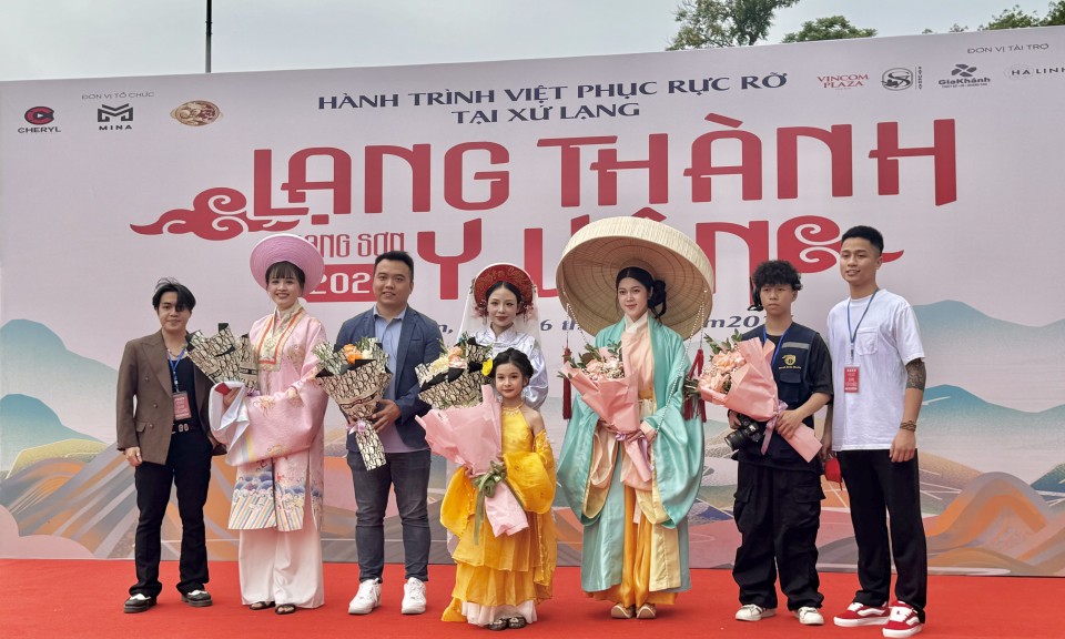 Thành phố Lạng Sơn: Hơn 100 người tham gia diễu hành Việt phục cổ và trang phục dân tộc