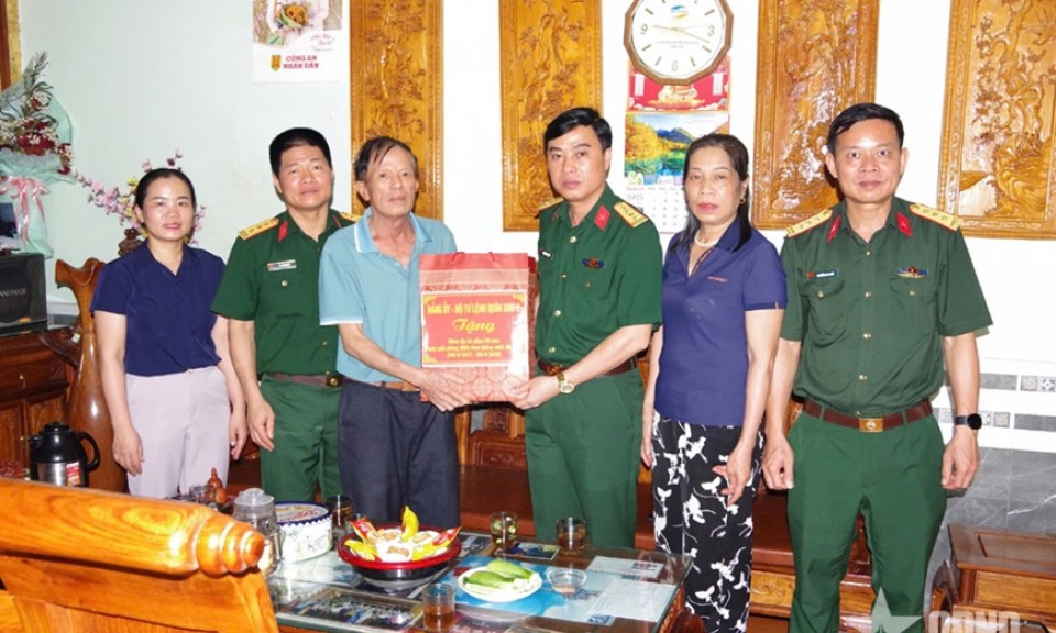 Điện Biên: Trao 80 suất quà tặng gia đình chính sách
