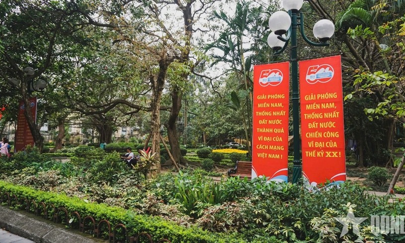 Hà Nội rực rỡ cờ hoa hướng tới 50 năm Ngày giải phóng miền Nam, thống nhất đất nước