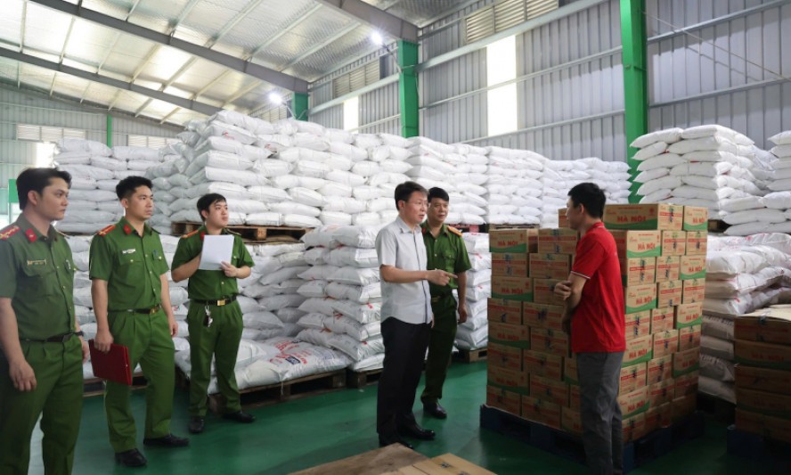 Hàng trăm tấn bột nêm, mỳ chính giả được bán cho các bếp ăn tại khu công nghiệp