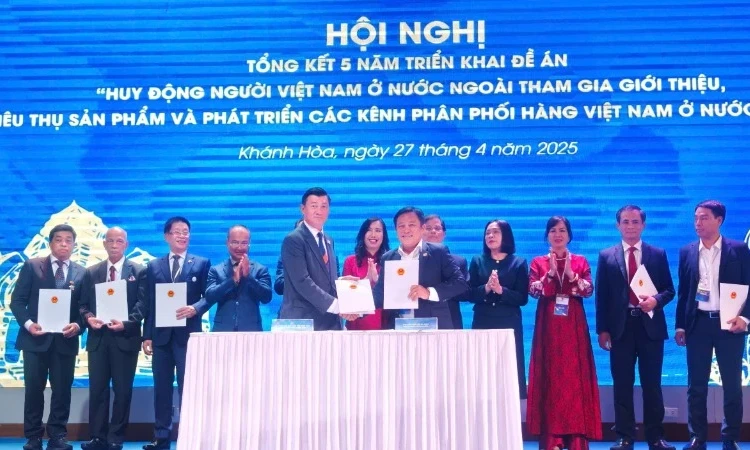 Huy động người Việt Nam ở nước ngoài giới thiệu và phân phối hàng Việt Nam ở nước ngoài