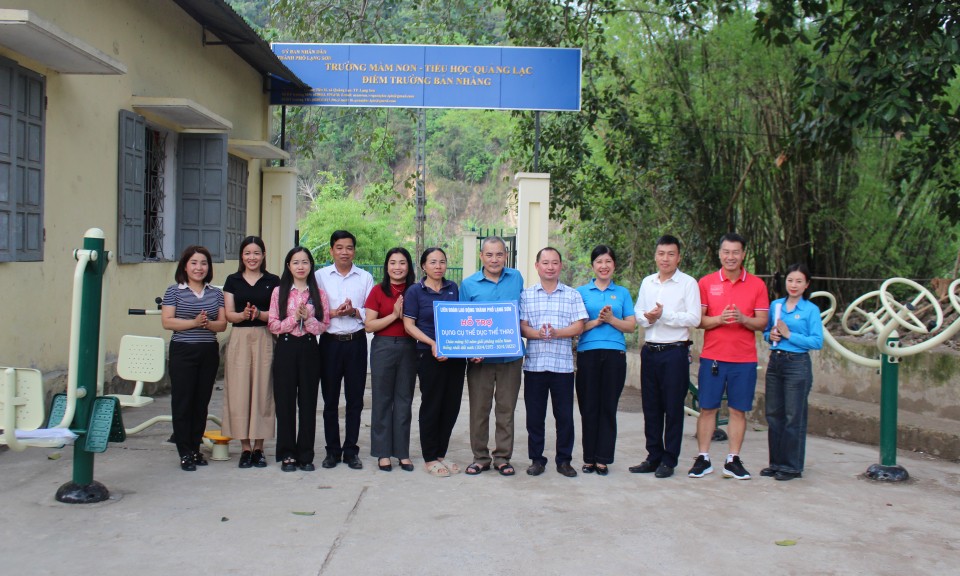 Liên đoàn Lao động thành phố Lạng Sơn bàn giao hai công trình chào mừng kỷ niệm 50 năm ngày giải phóng