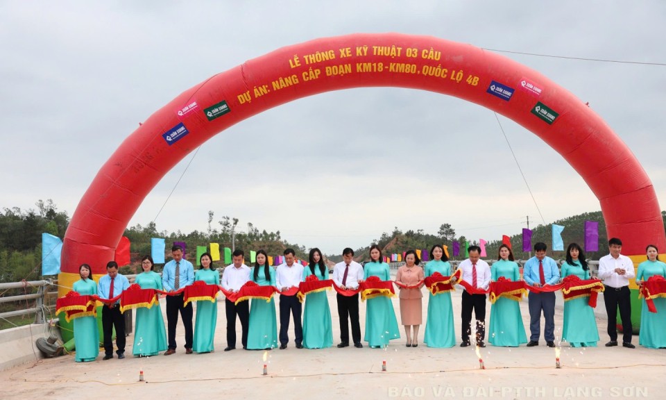 Thông xe kỹ thuật 3 cầu và ký cam kết thi đua hoàn thành dự án nâng cấp đoạn Km18 - Km80 quốc lộ 4B