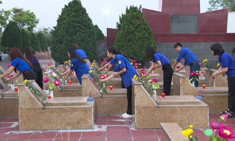 Tuổi trẻ huyện Văn Quan thắp nến tri ân các anh hùng liệt sĩ