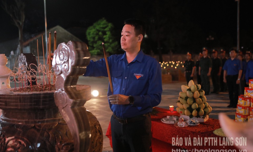 200 đoàn viên thanh niên thắp nến tri ân các anh hùng liệt sĩ