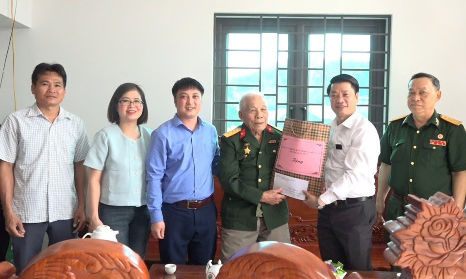 Văn Lãng thăm hỏi, tặng quà cựu chiến binh tham gia chiến dịch Hồ Chí Minh