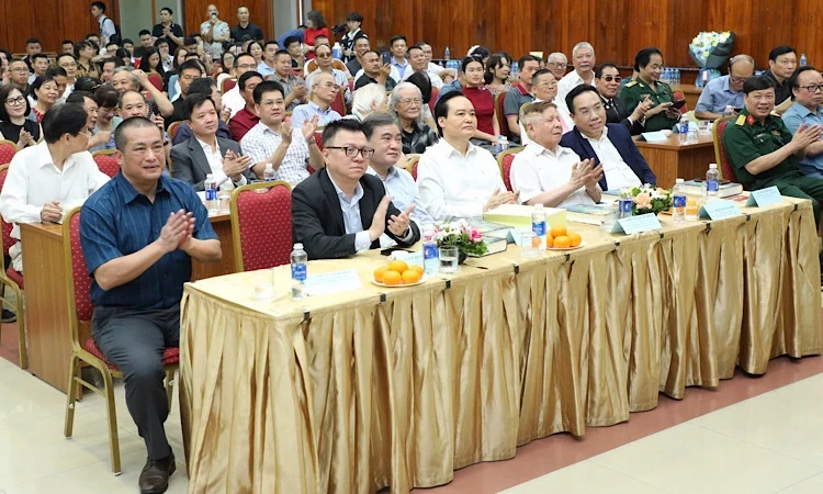 Ra mắt cuốn sách "Con đường tương lai”