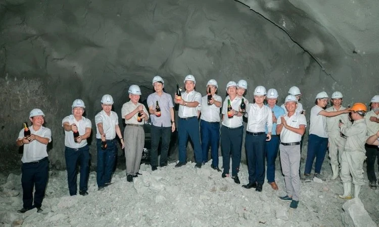 Đào thông nhánh phải hầm dài nhất trên tuyến cao tốc bắc-nam