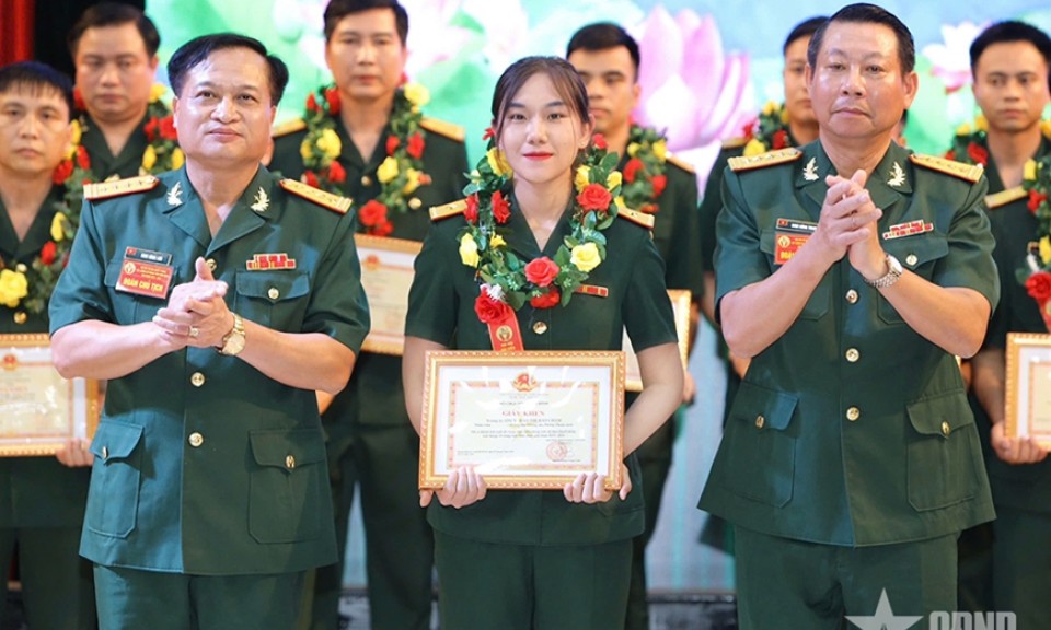 Nhân viên thông tin năng nổ trong công việc, tích cực luyện tập diễu binh