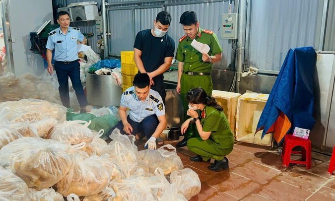 Cận cảnh 10 tấn nội tạng hôi thối chuẩn bị tuồn vào nhà hàng, quán ăn dịp lễ