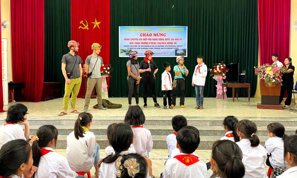 Đoàn chuyên gia Hiệp hội Hang động Quốc gia Hoa Kỳ thăm, tuyên truyền về hang động tại Trường PTDTBT