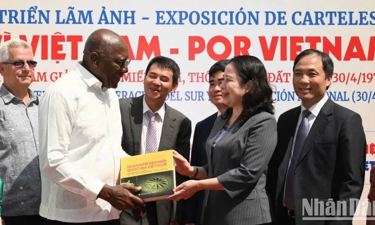 Đặc sắc Triển lãm ảnh “Vì Việt Nam - Por Vietnam”