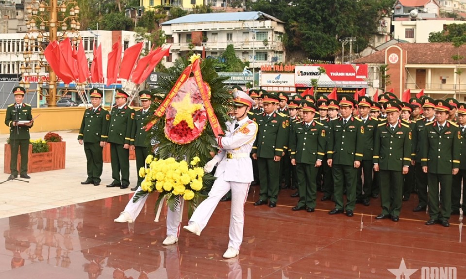 Đoàn đại biểu, Đảng ủy Bộ CHQS tỉnh Quảng Ninh dâng hoa, dâng hương tưởng niệm