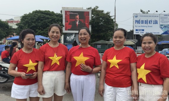 Người dân thành phố Lạng Sơn rộn ràng kỷ niệm ngày hội non sông