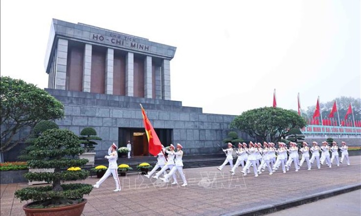 Chùm ảnh: Lễ chào cờ đặc biệt chào mừng 50 năm thống nhất đất nước tại Quảng trường Ba Đình